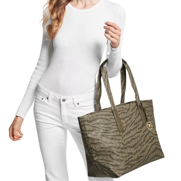 Michael KORS
Signature Animal Print Tote Bag in Olive
XL NWT retail $298 - Picture 8 of 9